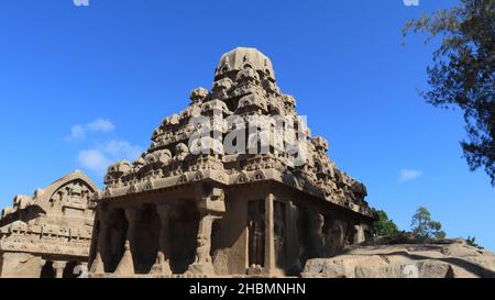 Questo gruppo di monumenti è generalmente chiamato come 'cinque rathas' come assomigliano ai carri processionali di un tempio. Statue scolpite nella roccia. Questo è o Foto Stock