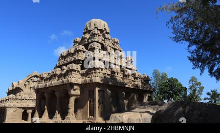 Questo gruppo di monumenti è generalmente chiamato come 'cinque rathas' come assomigliano ai carri processionali di un tempio. Statue scolpite nella roccia. Questo è o Foto Stock