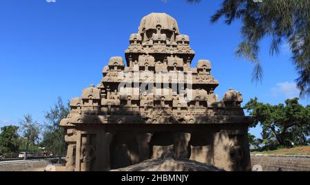 Questo gruppo di monumenti è generalmente chiamato come 'cinque rathas' come assomigliano ai carri processionali di un tempio. Statue scolpite nella roccia. Questo è o Foto Stock