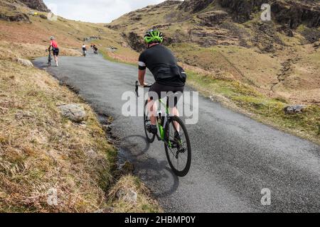 Pilota nell'Fred Whitton sfida ciclismo Hardknott Pass, Cumbria, Regno Unito. Foto Stock