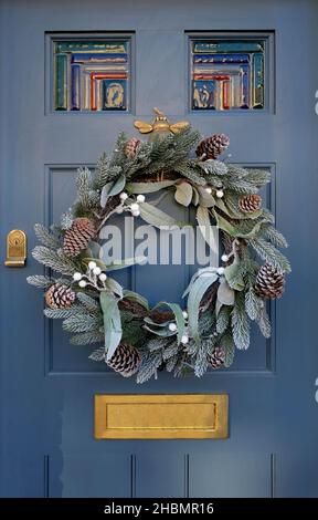 corona di natale appesa alla porta d'ingresso della casa, norfolk, inghilterra Foto Stock