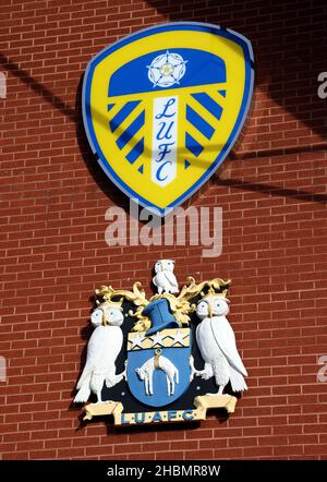 Foto del file datata 07-11-2021 dei badge del Leeds United club sul lato del terreno durante la partita della Premier League a Elland Road, Leeds. Leeds sono stati multati £20.000 per non aver controllato i loro giocatori durante una violenta sconfitta a Chelsea all'inizio di questo mese, la Football Association ha annunciato. Data di emissione: Lunedì 20 dicembre 2021. Foto Stock