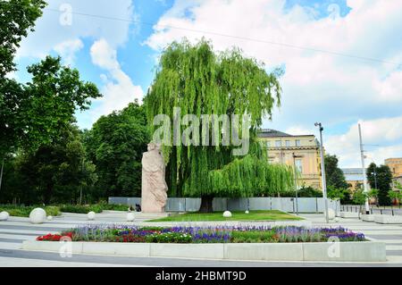 Monumento tra gli alberi a Breslavia in una giornata luminosa e soleggiata. Città. Foto Stock