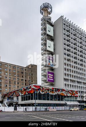 Il Press cafe e il murale della Germania Est recentemente esposto dall'artista Willi Neubert - Karl-Liebknecht-Str. 29a Mitte, Berlino. Un murale della Germania orientale da tempo dimenticato Foto Stock