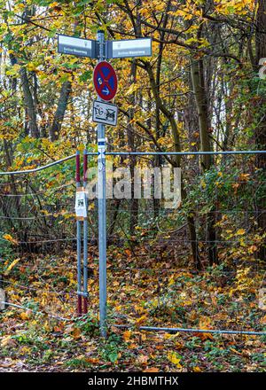 La zona boschiva accanto alla stazione della S-Bahn di Schönholz ospita un pezzo dell'ex muro di Berlino a Pankow, Berlino. Si tratta di un monumento elencato ed è recintato Foto Stock