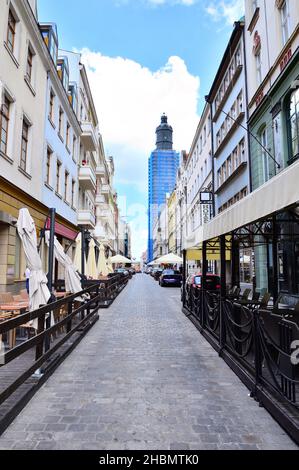 Una stradina laterale a Wrocław in una giornata di sole. Città. Foto Stock