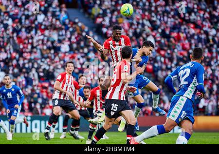 Inaki Williams di Athletic Club e Marc Bartra di Real Betis Balompie durante il campionato spagnolo la Liga partita di calcio tra Athletic Club e Real Betis Balompie il 19 dicembre 2021 allo stadio San Mames di Bilbao, Spagna - Foto: Inigo Larreina/DPPI/LiveMedia Foto Stock