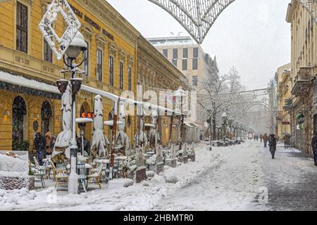 Belgrado, Serbia - 12 dicembre 2021: Knez Mihailova strada pedonale coperta di neve a freddo inverno. Foto Stock