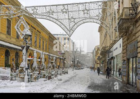 Belgrado, Serbia - 12 dicembre 2021: Knez Mihailova strada pedonale coperta di neve a freddo inverno. Foto Stock