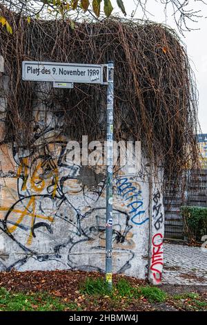 Platz des 9. Novembre 1989, mostra all'aperto sul sito dell'ex punto di controllo del Muro di Berlino all'estremità orientale del Ponte Bornholmer, Prenzlauer Berg, Berlino Foto Stock