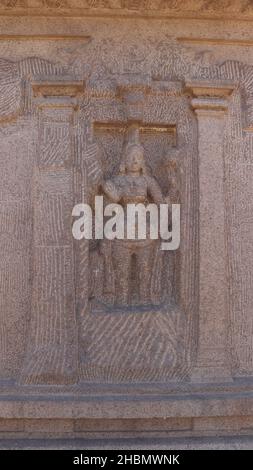 Cinque tempio cariota. Statue di divinità indù scolpite in pietra. Sullo sfondo della roccia. (Località Mahabalaipuram) Foto Stock