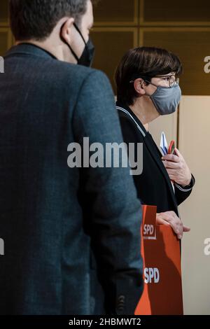 Berlino, Germania. 20th Dic 2021. Conferenza stampa del Partito socialdemocratico a Berlino il 20 dicembre 2021. (Credit Image: © Ralph Pache/PRESSCOV via ZUMA Press Wire) Foto Stock