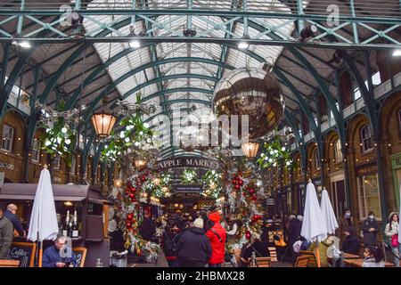 Shopping e decorazioni natalizie al Covent Garden Market, Londra, Regno Unito 20th dicembre 2021. Foto Stock