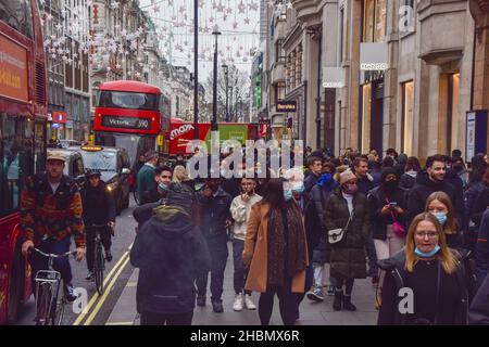 Londra, Regno Unito. 20th dicembre 2021. Oxford Street è affollata in una giornata piena di impegni, mentre gli amanti dello shopping e i visitatori si affollano nel West End. Foto Stock