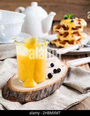 Limone Kurd in un vaso di vetro. Stile rustico. Messa a fuoco selettiva. Foto Stock