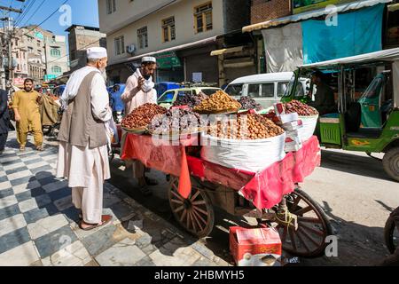 Peshawar, Pakistan - Ottobre 2021: uomini di mercato di strada in abiti tradizionali Foto Stock