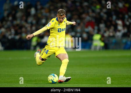 Ivan Alejo di Cadice durante il campionato spagnolo la Liga partita di calcio tra Real Madrid e Cadiz CF il 19 dicembre 2021 allo stadio Santiago Bernabeu di Madrid, Spagna - Foto: Oscar Barroso/DPPI/LiveMedia Foto Stock