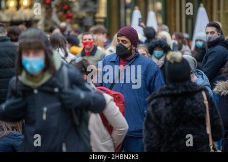 Londra, Inghilterra, Regno Unito. 20th Dic 2021. Le persone che indossano le maschere sono viste nel centro di Londra tra livelli record di infezioni Covid-19 nel Regno Unito. (Credit Image: © Tayfun Salci/ZUMA Press Wire) Foto Stock