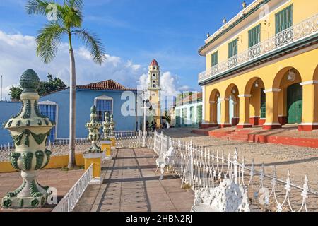 Plaza Mayor e il campanile della chiesa e ex monastero / museo Iglesia y Convento de San Francisco nella città Trinidad, Sancti Spíritus, Cuba Foto Stock