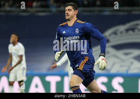 Thibaut Courtois del Real Madrid durante il campionato spagnolo la Liga partita di calcio tra Real Madrid e Cadice CF il 19 dicembre 2021 allo stadio Santiago Bernabeu di Madrid, Spagna - Foto: IRH/DPPI/LiveMedia Foto Stock