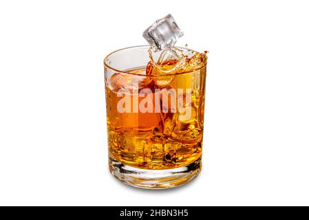 Bicchiere di whiskey, whiskey o bourbon con cubetti di ghiaccio cadenti con spruzzi, isolato su bianco Foto Stock