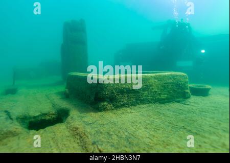 Munising, MI - 13th agosto 2021: Subacqueo che esplora il ponte del relitto delle Bermuda nella riserva sottomarina dell'Alger nel lago superiore Foto Stock