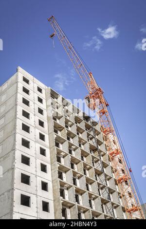 Nuovi e alti edifici e gru industriali Foto Stock