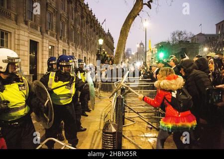 Londra UK 18th Dic 2021 i manifestanti di blocco si confrontano con i poliziotti di whitehall durante la manifestazione. Migliaia di manifestanti contro le restrizioni di Covid-19 si sono riuniti a Westminster mentre alcuni si sono scontrati con la polizia. Foto Stock