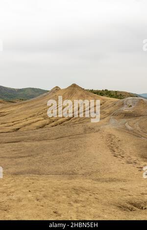 Foto nella zona dei vulcani di ​​muddy a Buzau, Romania, che mostrano lava grigia e terreno incrinato senza vegetazione Foto Stock