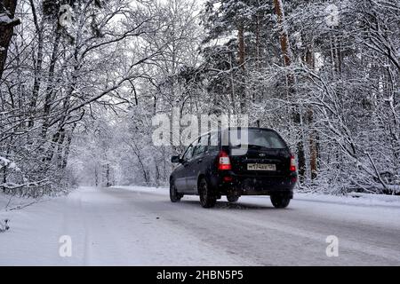 Voronezh, Russia. 20th Dic 2021. Un'auto percorre la strada innevata del parco forestale di Voronezh dopo l'arrivo di un vero inverno nevoso. I fine settimana del 18 e 19 dicembre a Voronezh si sono rivelati nevosi. (Foto di Mihail Siergiejevicz/SOPA Images/Sipa USA) Credit: Sipa USA/Alamy Live News Foto Stock