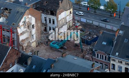 Vista di vecchi edifici demoliti con attrezzature da costruzione. Foto Stock
