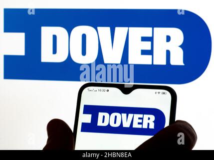 Ucraina. 20th Dic 2021. In questa figura, il logo dover Corporation viene visualizzato su uno smartphone e sullo sfondo. (Credit Image: © Igor Golovniov/SOPA Images via ZUMA Press Wire) Foto Stock