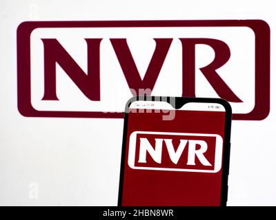 Ucraina. 20th Dic 2021. In questa figura, il logo NVR, Inc. (Etichetta) è visualizzato su uno smartphone e sullo sfondo. (Credit Image: © Igor Golovniov/SOPA Images via ZUMA Press Wire) Foto Stock