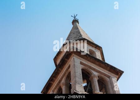 Edifici della città vecchia di Budva, Montenegro: Città medievale, antiche mura e tetto di tegole rosse, splendida vista Foto Stock