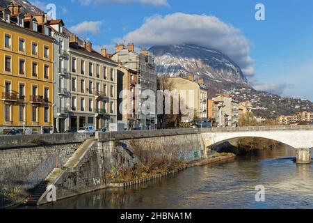 GRENOBLE, FRANCIA, 3 dicembre 2021 : situato sulla riva destra del fiume Isere, il distretto di Saint Laurent è uno dei distretti più antichi della ci Foto Stock