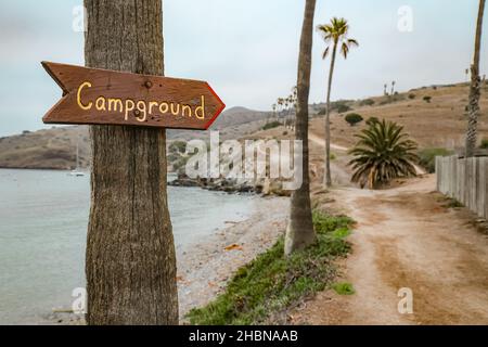 DUE PORTI, STATI UNITI - Nov 19, 2021: Una freccia di legno dipinta a mano indica la strada dalla spiaggia a due Harbers Campground sul catalina Island's hil Foto Stock