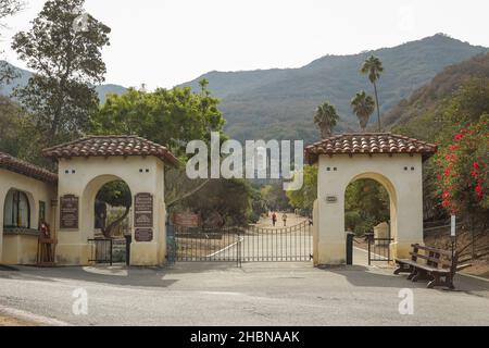AVALON, STATI UNITI - 21 novembre 2021: Il cancello d'ingresso al Wrigley Memorial e al Giardino Botanico sull'isola di Catalina. Foto Stock