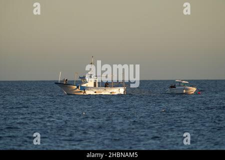 Solo singolo, piccola barca da pesca in mare mediterraneo, Andalusia, Costa del Sol, Spagna. Foto Stock