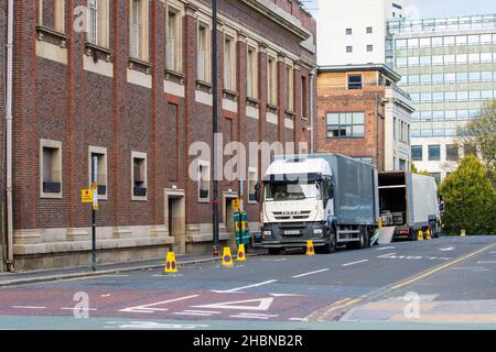 NEWCASTLE UPON TYNE, REGNO UNITO - Nov 06, 2021: Newcastle, Regno Unito - Novembre 6th 2021: Personale stradale che scarica i camion alla porta del palco del O2 City Hal Foto Stock