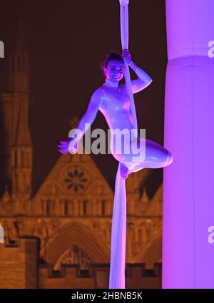 Peterborough, Regno Unito. 18th Dic 2021. Amy Panter mostra le sue abilità aeronautiche su 'The Octo' dal Dream Engine, in Cathedral Square, Peterborough, l'ultimo sabato prima di Natale a Peterborough, Cambridgeshire, Regno Unito, il 18 dicembre 2021. Credit: Paul Marriott/Alamy Live News Foto Stock