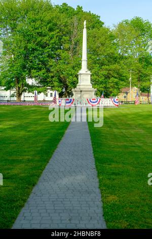 The barre, Massachusetts Town Common decorato per la celebrazione del Memorial Day Foto Stock