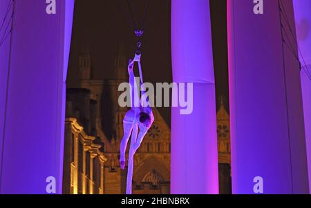 Peterborough, Regno Unito. 18th Dic 2021. Amy Panter mostra le sue abilità aeronautiche su 'The Octo' dal Dream Engine, in Cathedral Square, Peterborough, l'ultimo sabato prima di Natale a Peterborough, Cambridgeshire, Regno Unito, il 18 dicembre 2021. Credit: Paul Marriott/Alamy Live News Foto Stock