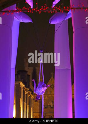 Peterborough, Regno Unito. 18th Dic 2021. Amy Panter mostra le sue abilità aeronautiche su 'The Octo' dal Dream Engine, in Cathedral Square, Peterborough, l'ultimo sabato prima di Natale a Peterborough, Cambridgeshire, Regno Unito, il 18 dicembre 2021. Credit: Paul Marriott/Alamy Live News Foto Stock