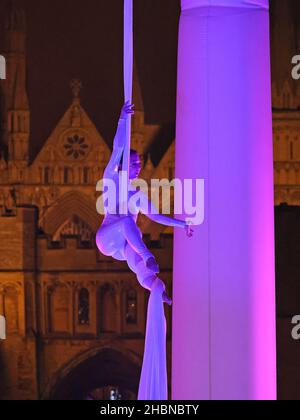 Peterborough, Regno Unito. 18th Dic 2021. Amy Panter mostra le sue abilità aeronautiche su 'The Octo' dal Dream Engine, in Cathedral Square, Peterborough, l'ultimo sabato prima di Natale a Peterborough, Cambridgeshire, Regno Unito, il 18 dicembre 2021. Credit: Paul Marriott/Alamy Live News Foto Stock