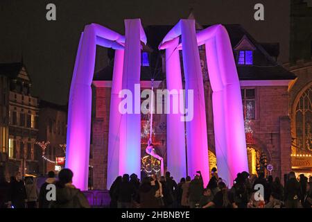 Peterborough, Regno Unito. 18th Dic 2021. Amy Panter mostra le sue abilità aeronautiche su 'The Octo' dal Dream Engine, in Cathedral Square, Peterborough, l'ultimo sabato prima di Natale a Peterborough, Cambridgeshire, Regno Unito, il 18 dicembre 2021. Credit: Paul Marriott/Alamy Live News Foto Stock