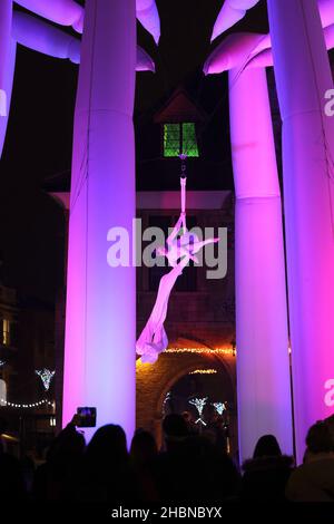 Peterborough, Regno Unito. 18th Dic 2021. Amy Panter mostra le sue abilità aeronautiche su 'The Octo' dal Dream Engine, in Cathedral Square, Peterborough, l'ultimo sabato prima di Natale a Peterborough, Cambridgeshire, Regno Unito, il 18 dicembre 2021. Credit: Paul Marriott/Alamy Live News Foto Stock