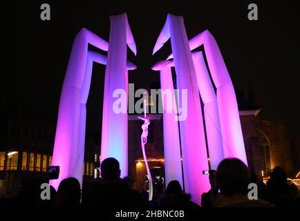 Peterborough, Regno Unito. 18th Dic 2021. Amy Panter mostra le sue abilità aeronautiche su 'The Octo' dal Dream Engine, in Cathedral Square, Peterborough, l'ultimo sabato prima di Natale a Peterborough, Cambridgeshire, Regno Unito, il 18 dicembre 2021. Credit: Paul Marriott/Alamy Live News Foto Stock