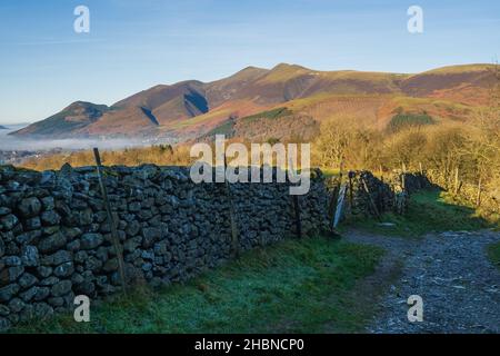 Walla Crag è un favoloso punto panoramico sul lato orientale dell'acqua di Derwent, gran parte del panorama è nascosto fino ad essere salito attraverso gli alberi l'asc Foto Stock