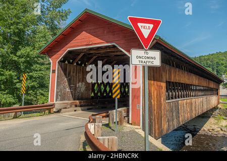 Il Ponte coperto di ware-Hardwick è uno storico ponte coperto che attraversa il fiume Ware sulla Old Gilbertville Road e Bridge Street a Ware e Hardwick, Massachusetts Foto Stock