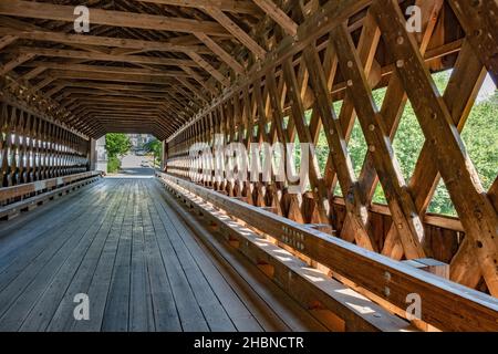 Il Ponte coperto di ware-Hardwick è uno storico ponte coperto che attraversa il fiume Ware sulla Old Gilbertville Road e Bridge Street a Ware e Hardwick, Massachusetts Foto Stock